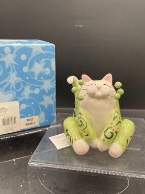 2002 Amy Lacombe Whimsiclay Blake #86077 Green Sitting Cat Willitts in Box